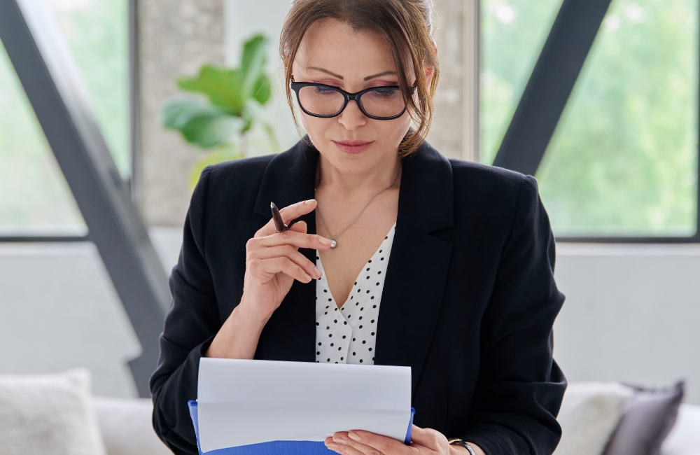 Analista de finanzas realizando el análisis de presupuestos