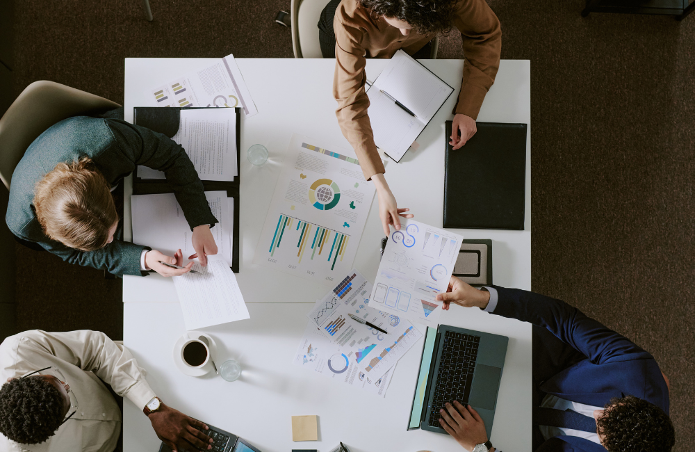 Reunión de equipo en el área de recursos humanos revisando estrategias de talento