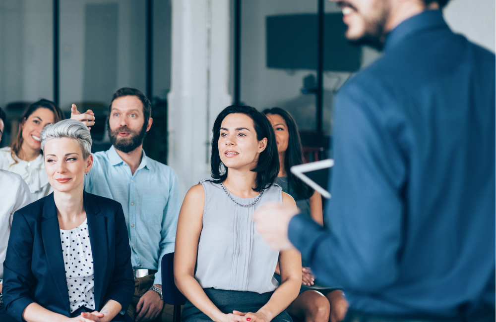 Capacitador del área de recursos humanos que brinda asesoramiento a lideres de equipo